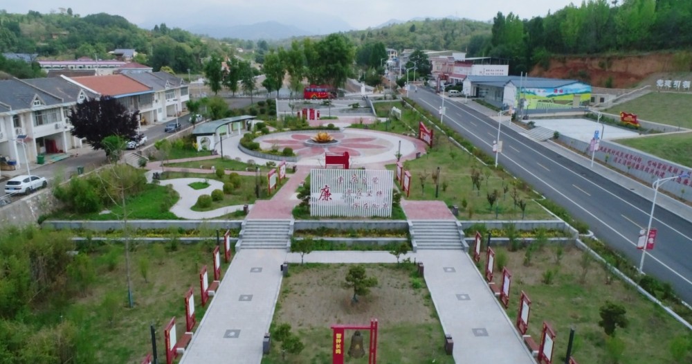 “廉心共守 初心同筑”  ---雷电竞官方地址赴王屋镇桃花洞村开展廉政主题党团建活动